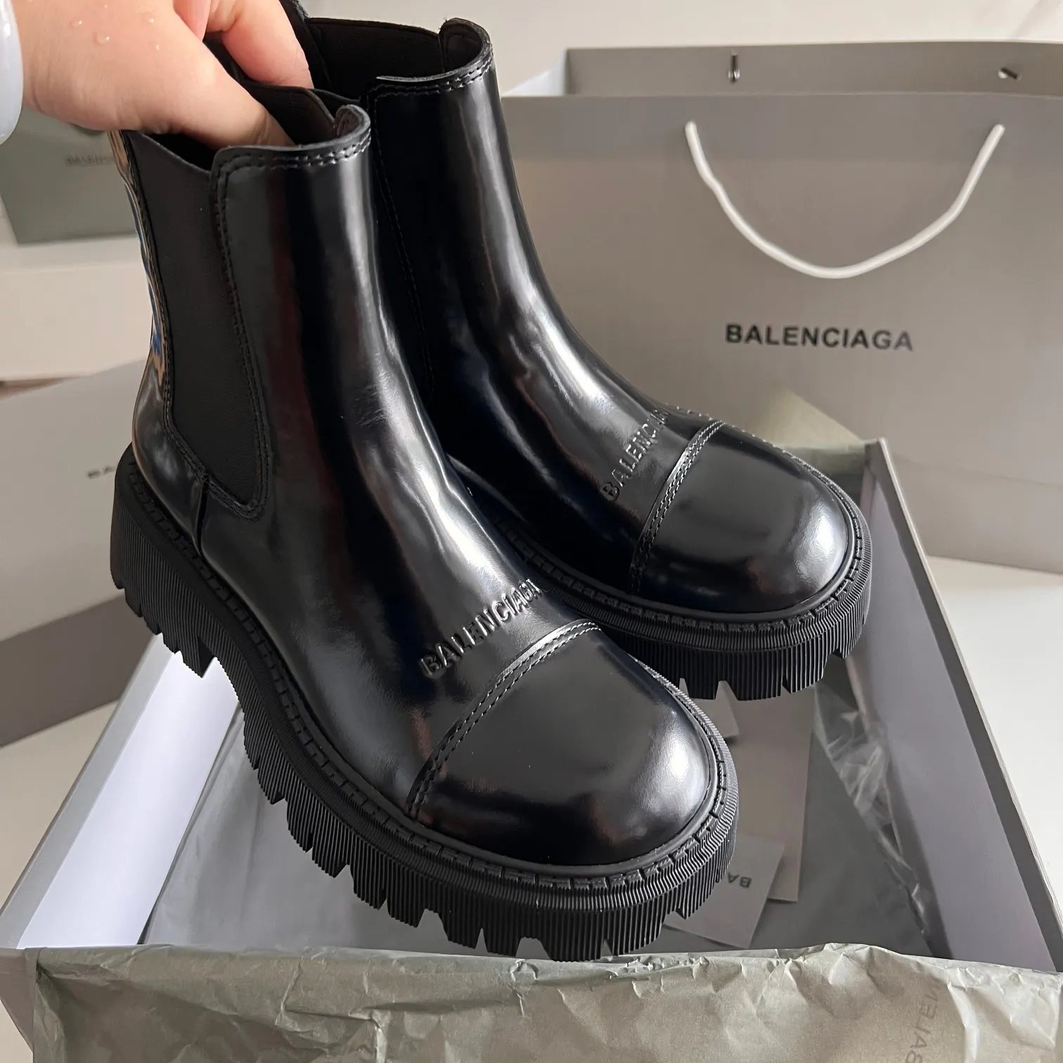 👟👟Ex-factory price 700👟👟 BALENCIAGA# Balenciaga's new big-toe derby shoes TRACTOR big-toe derby shoes loafers👞 Original medium-gloss open-edge beaded cowhide. Restrained and stylish. Matching the brand logo on the shoe cover. The rhythm of closing your eyes. The lining and feet are made of black silk cowhide. The texture is soft and delicate. The gear-shaped rubber outsole is 5cm higher. Size: 35-40 (customization of 40 pieces is not returnable)